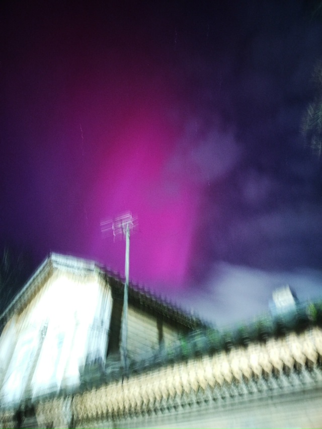 Утреннее сияние в Окуловке.
12 ноября, 6 утра.
Сори за ка...