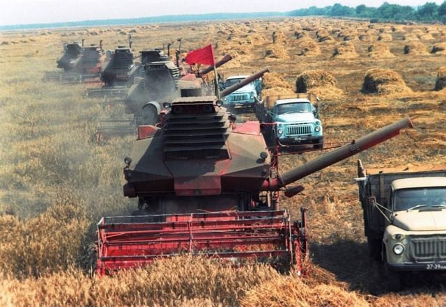 Уборочная страда в СССР, 1980-е годы.
Колонны комбайнов и...