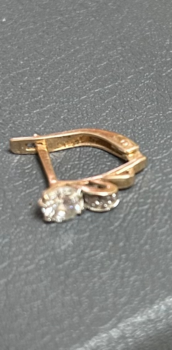 Найдена серьга в В-3. Готова отдать при предъявлении вт?...