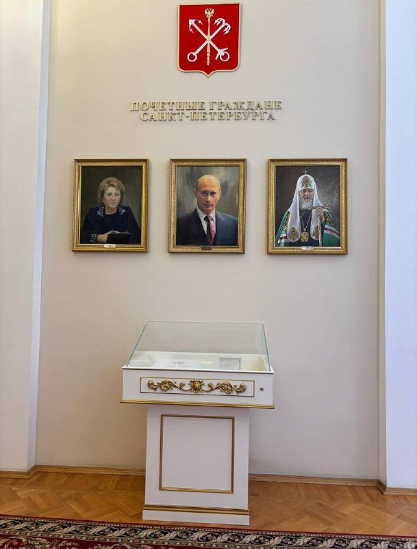 В Мариинском дворце Петербурга заменили портреты почётных жителей.
Теперь вместо блокадницы Ольги