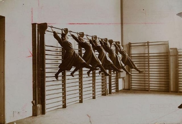 Спортзал в Гамбурге, конец 1890-х годов. Женщины тренирую...