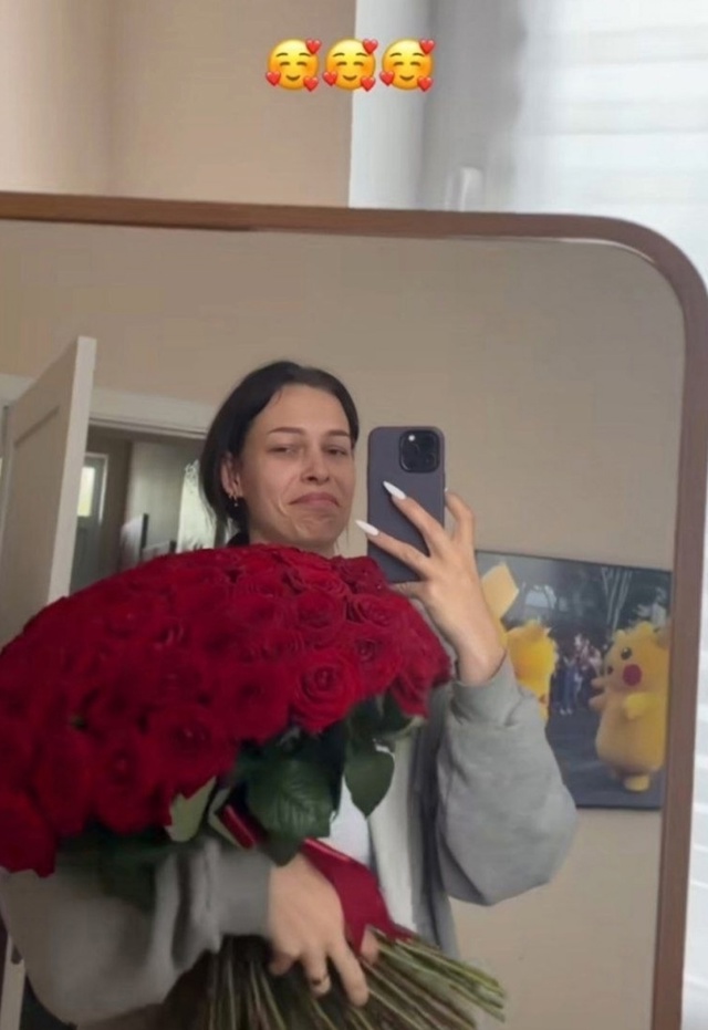 Да она его на руках должна носить