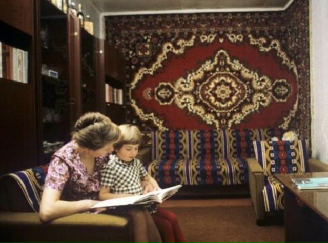 Ковёр это было круто и дорого!!!
Советские ковры отлича?...