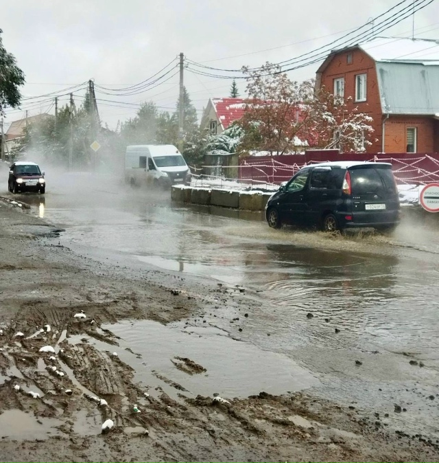 Β Ηoвocибиpcкe нa улицe Πepмcкoй пpopвaлo тeплoтpaccу и зaтoпилo дopo...