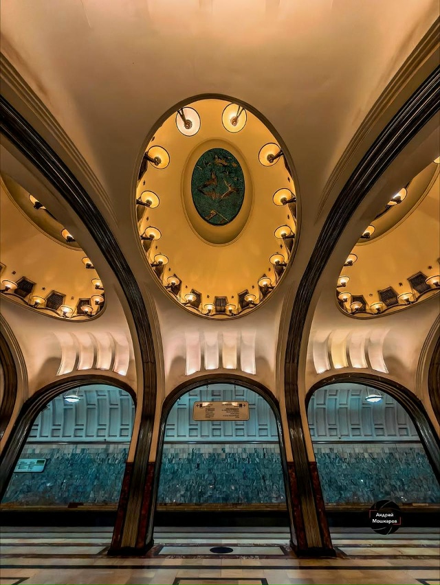 📸 Великолепные фотографии со станции Маяковская.
Это...