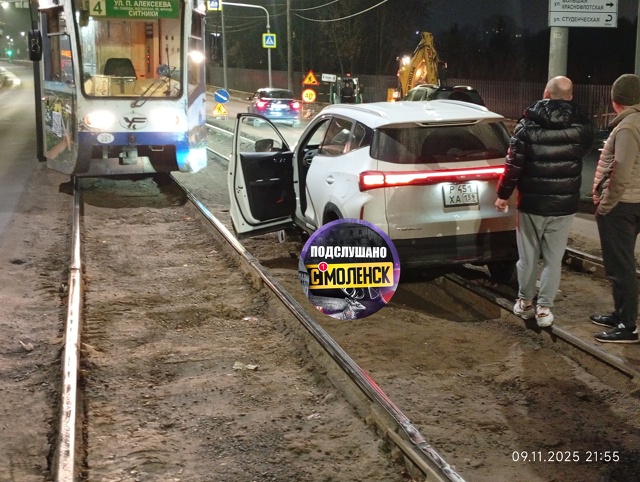 👉В Смоленске легковушка перекрыла движение трамваев,...