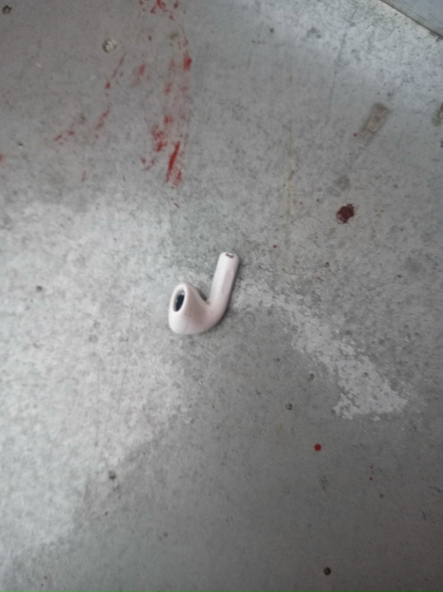 Здравствуйте, найден наушник около храма. Он находится...