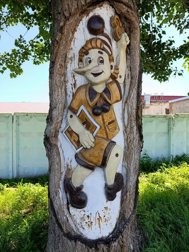 🌳 В стволах деревьев в Чайковском вырезали сказочные ...