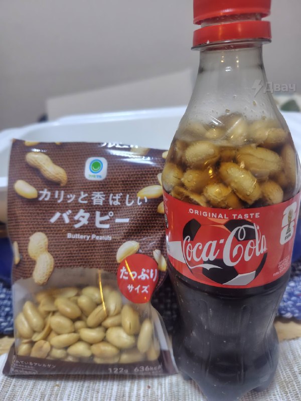 В японском интернете все начали массово пить колу с солёным арахисом — орехи засыпают прямо в бутылк
