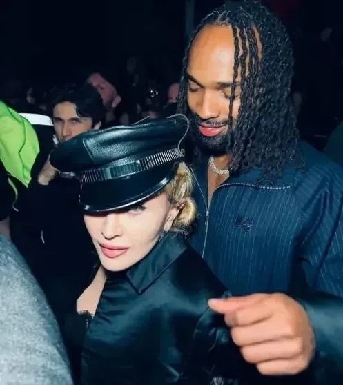 Мадонна, которой 67 лет, выходит замуж за 29-летнего бойф?...