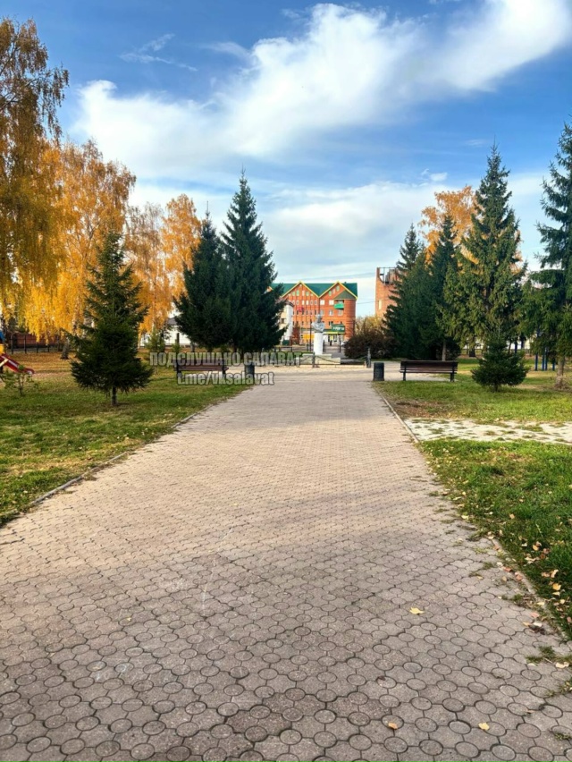 Октябрь уж наступил — уж роща отряхает
Последние лист?...