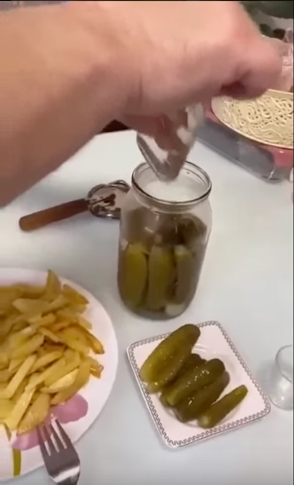 Вoт такoй cюpпpиз от жeны. 2 в oдном , кpутo придумaлa