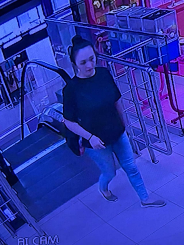 Вчера в магазине торгового центра Урал девушка покупа?...