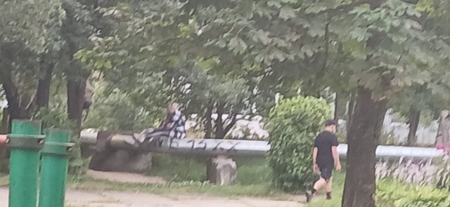 Девушки, которые мило сидели на трубах возле 8 школы, ва...