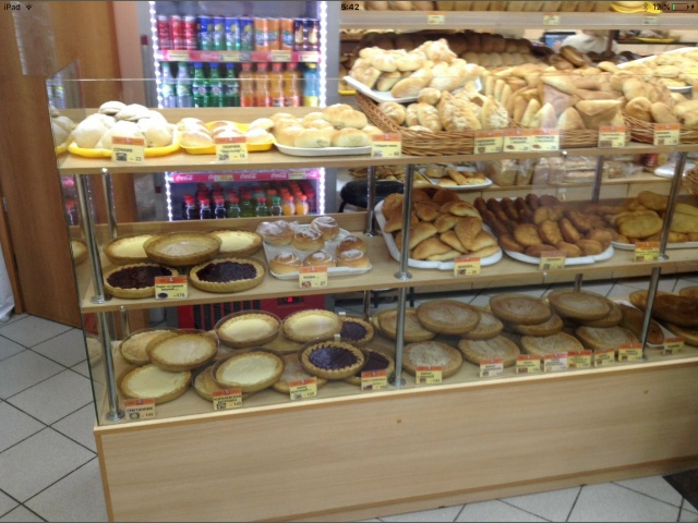 Употребление выпечки из открытых витрин опасно для зд?...