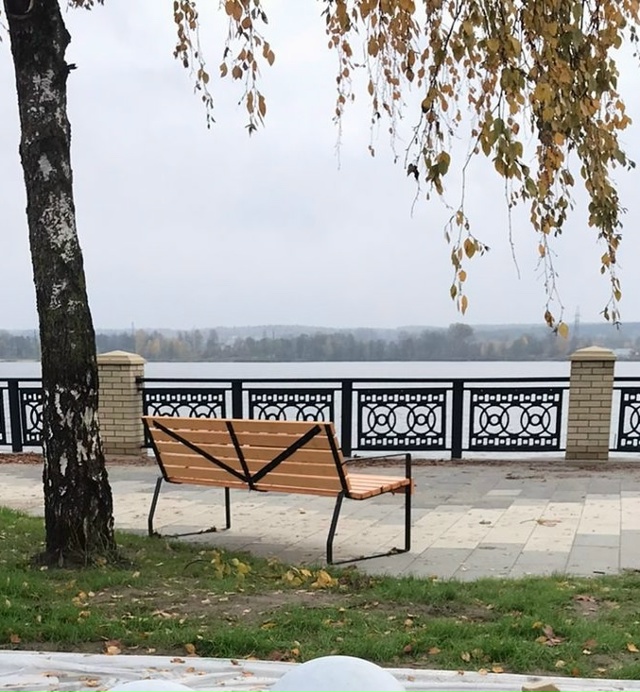Устанавливают лавки на Набережной. На долго ли их хват?...