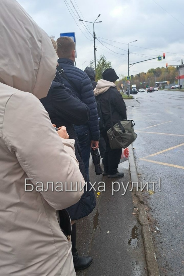 Автобус 889 показывает что поехал. Но по факту его нет, м?...