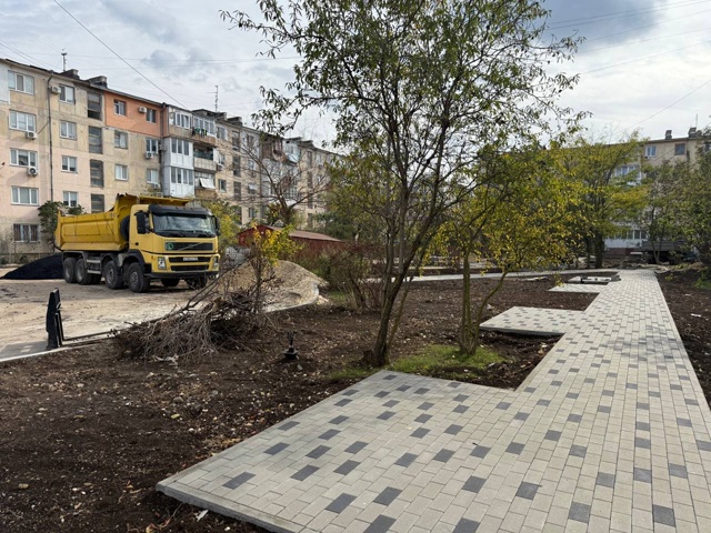 Продолжается благоустройство двора по ул. Советская, 5,...