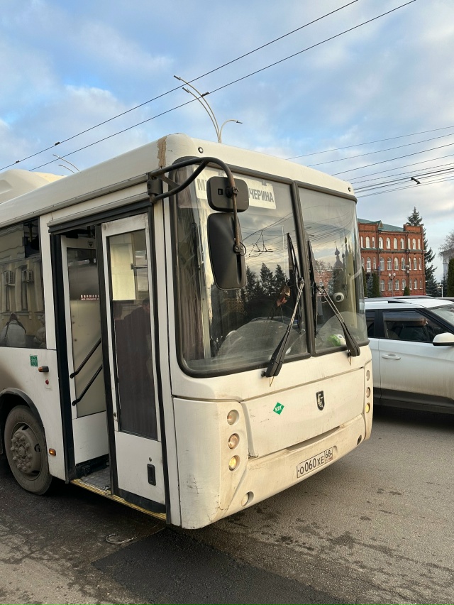 В 8:45 утра 14 ноября водитель и кондуктор данного автобу?...