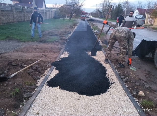 На улице Кошевого в Заозерном подрядчик начал укладку ...