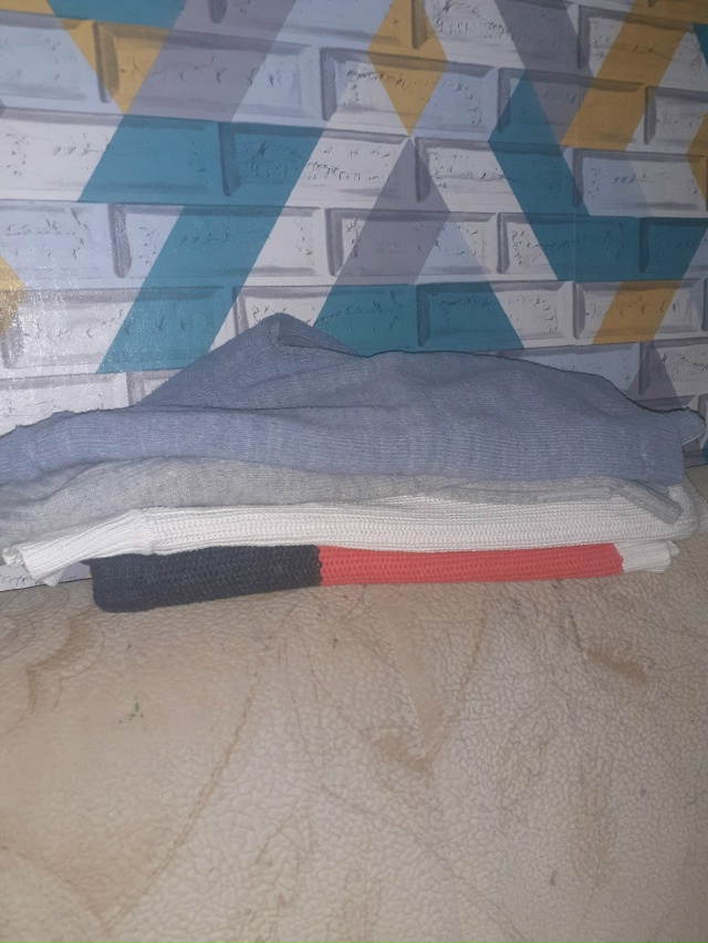 Отдам тёплые кофты на девочку 4-5 лет.
89211331876