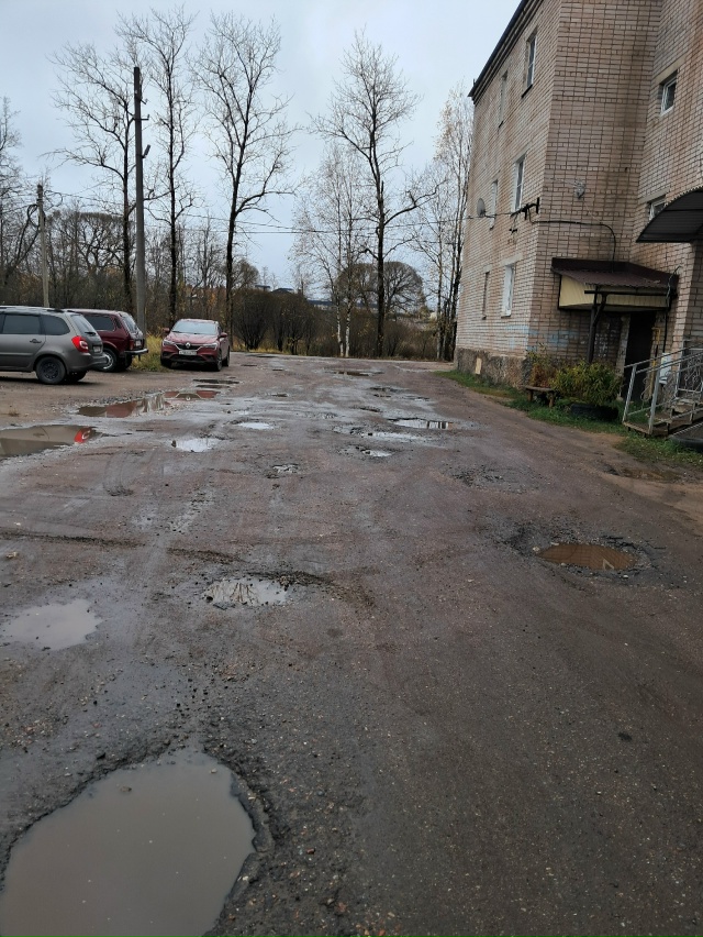 Уральская, 23. Безобразное состояние дороги и у дома, и п...