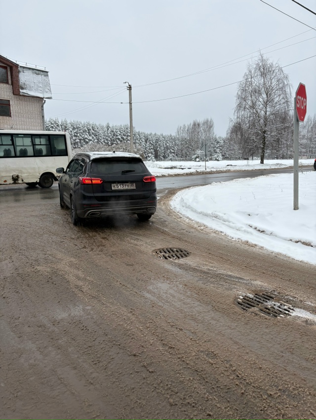 Девушка, водитель черного кроссовера, подъезжая к пеше...