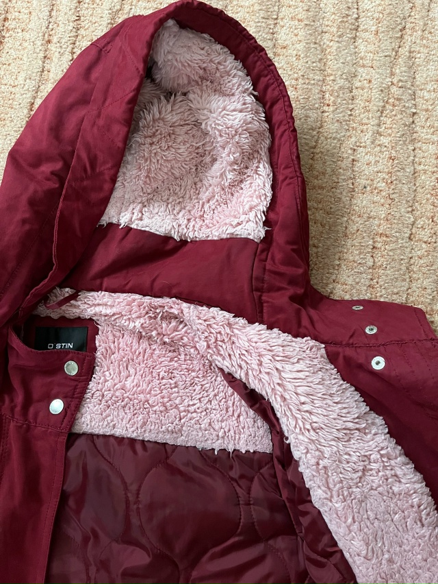 Отдам бесплатно женскую утепленную куртку 46 размера.