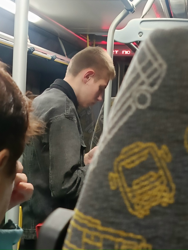 10 октября подросток украл из автобуса №30 аварийный мо?...