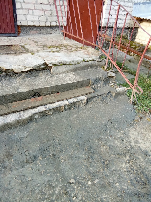 Вот так отремонтировали ступеньки на входе в подъезд п...