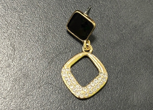 🔮💎Найдена сережка в Фикс Прайсе, обращайтесь к касси...