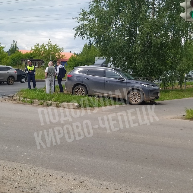 Перекрёсток улицы Ленина и Школьной, около 13 часов 7 ию?...