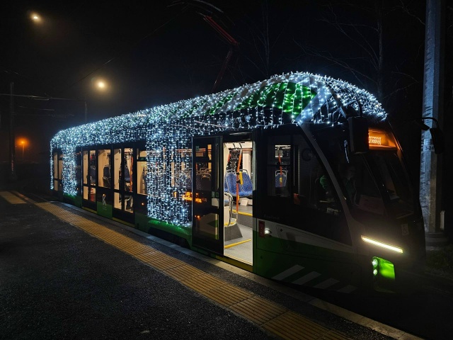 ? А вот и кадры новогоднего трамвая «Ветерок», которы?...