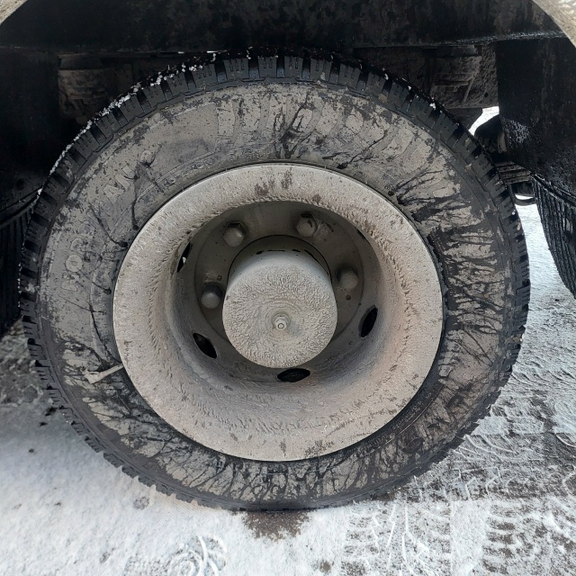 Здрастувейте , потеряли около 8 школу у остоновки ,