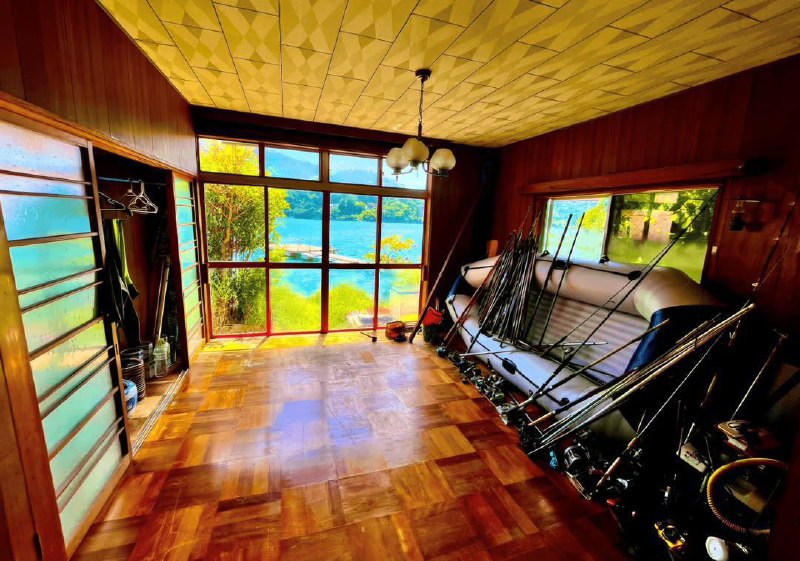 Домик у моря по цене Лады Гранты продаётся в Японии.
За 1 млн рублей покупатель получит двухэтажный