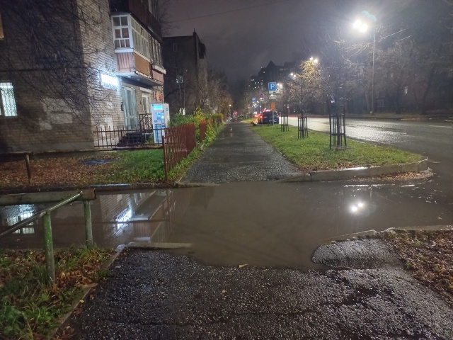 Вот такая красота на ул.Луначарского на въезде во двор ...