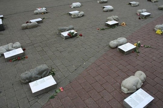 Самый трогательный и пронзительный памятник детям, ко?...