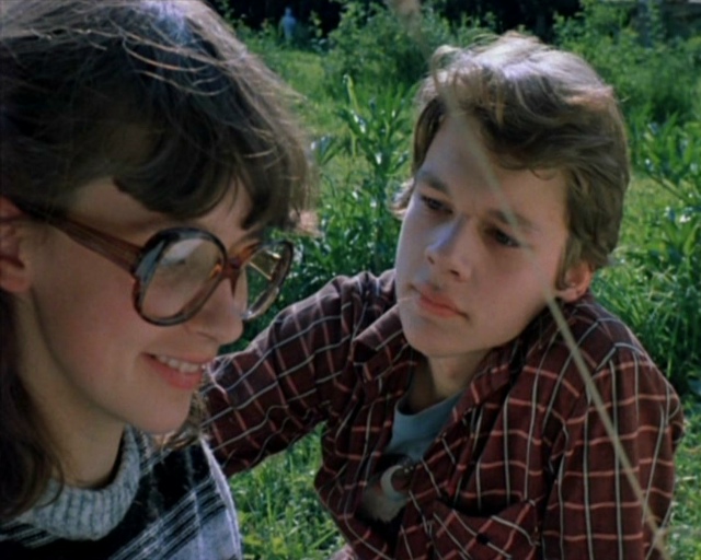 Школьники Роман и Катя тянутся друг к другу со всей без...