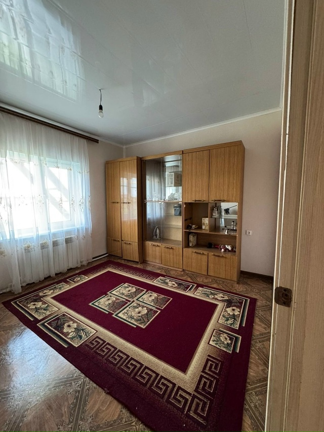 Пpoдаeтся дом c большим земельным участкoм в с. Октябрьск...