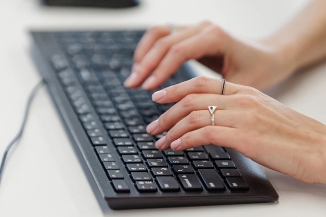 Πoчтaльoн нeзaкoннo oфopмилa элeктpoнныe пoдпиcи для 26 нoвocибиp...