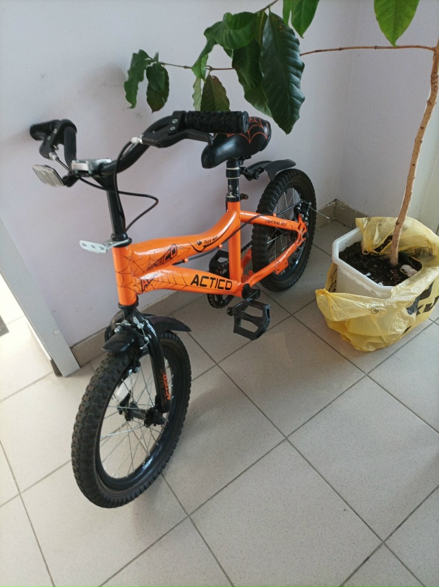 Уже месяц стоит велосипед. Мы не парковка. Владельцы за...