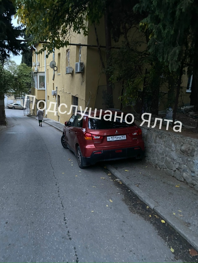 Где эвакуаторы, когда они так нужны? Строительные леса ...