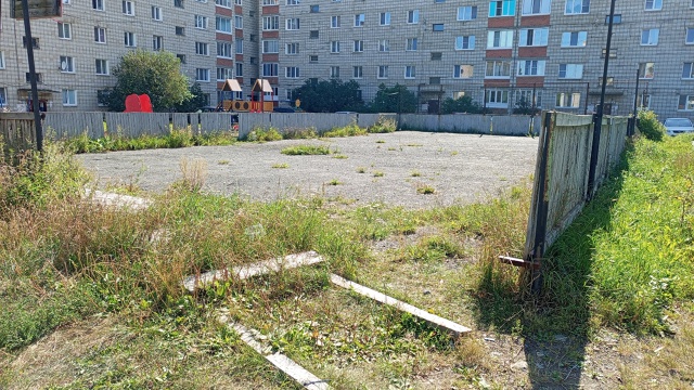 Двор по ул.Ленина, 117, ул.Свердлова, 114 превратился в мес?...