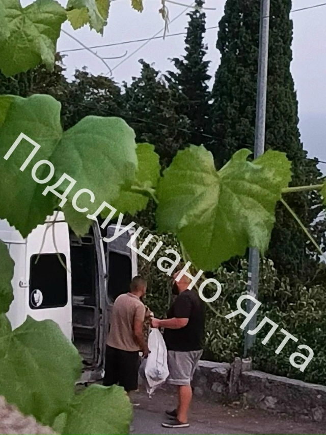 Вот так нагло, среди белого дня, совсем не стыдясь, заси...