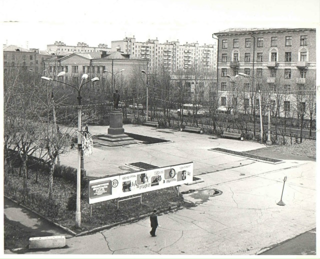 Памятник Ленину на проспекте.
Интересно, в каком году ?...