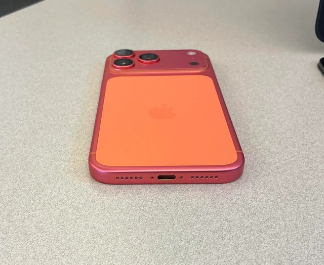 😅 iPhone 17 Pro Max начал менять цвет сам по себе
Пользовател...