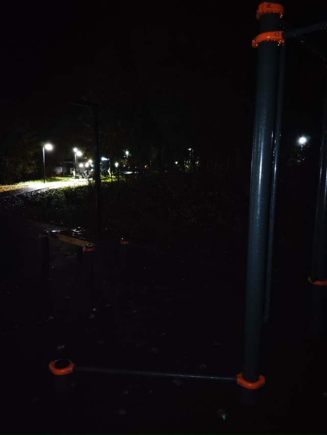 На спортивной площадке в парке ОЦБК отсутствует освещ?...