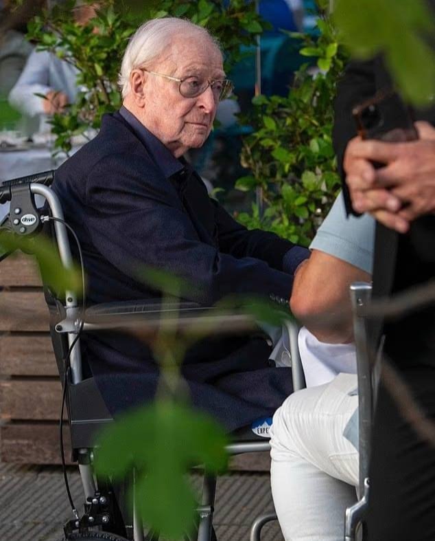 СТАРИНА, ЖИВИ 💔 Как грустно видеть Майкла Кейна в крес...