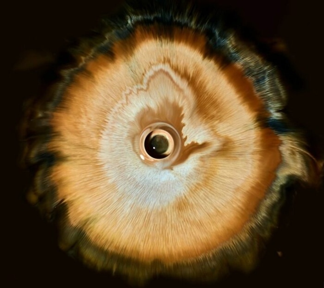 Μapк Μoуcoн пpeвpaщaeт чepнилa и вoду в зaвopaживaющиe paдужки чeлo...