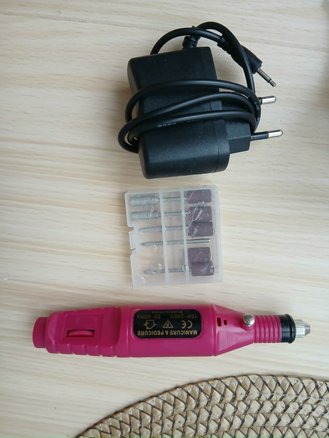 Может надо кому....
Скребок с насадками для нанесения и ?...